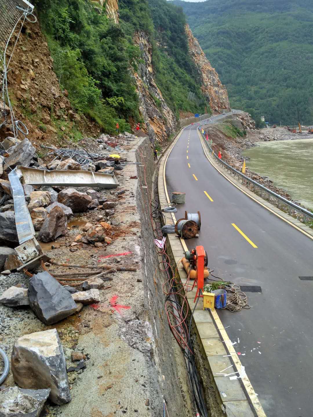 强降雨致延西高速一隧道塌方 现场临时交通管控|强降雨|高速|西安市_新浪新闻